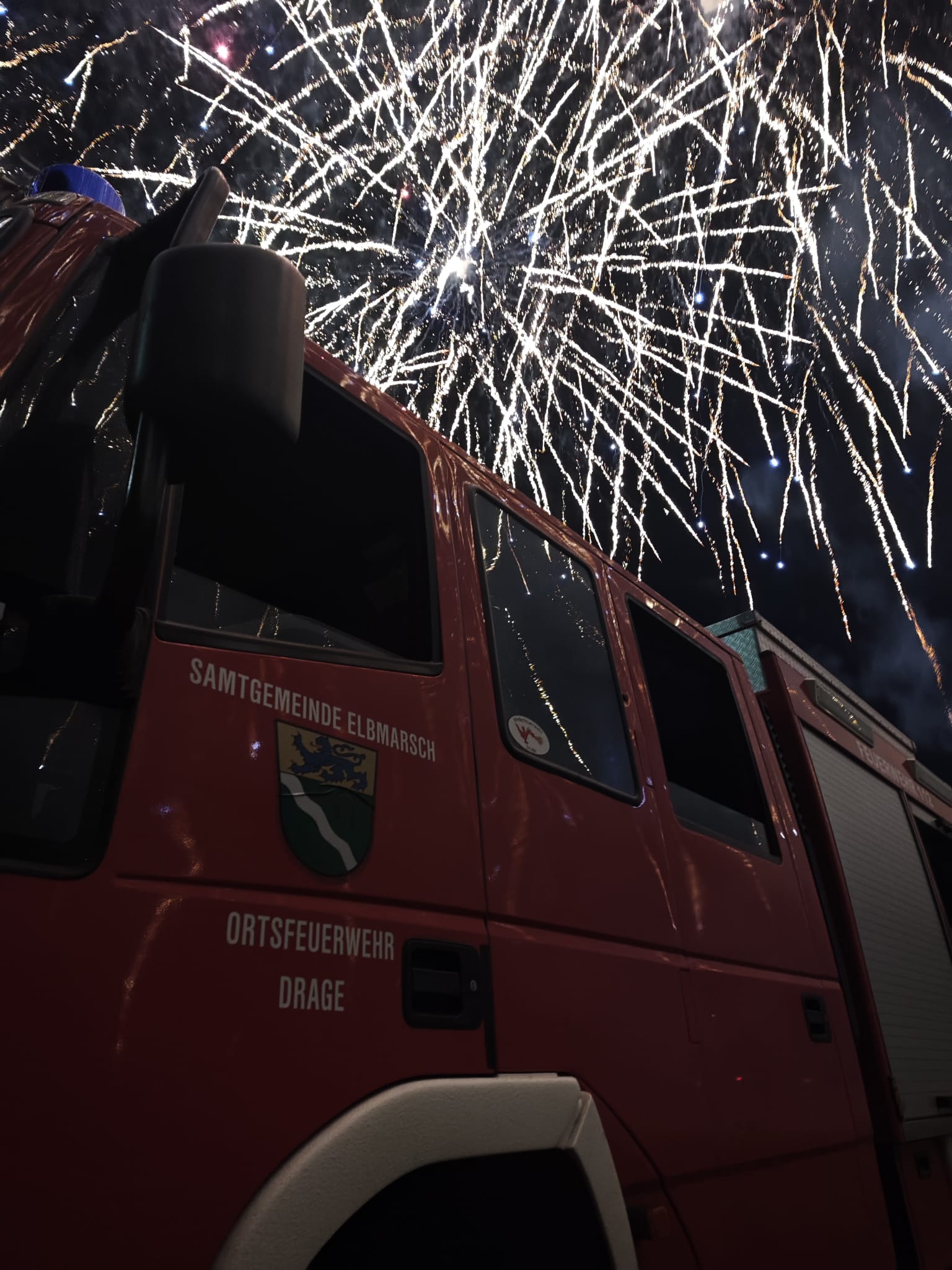 Feuerwerk über Löschfahrzeug